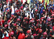 Monas Macet Total: Demo Buruh, Cari Jalur Lain!