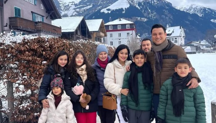 10 potret Titi Kamal kumpul keluarga di Swiss, happy!