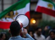 Iran Pasca-Pahlevi: Hijab Terlepas, Raja Berjas