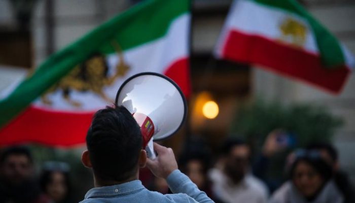 Iran Pasca-Pahlevi: Hijab Terlepas, Raja Berjas