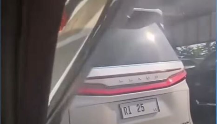 Mobil dinas Lexus LM pelat RI 25 serobot antrean tol, polisi sebut bukan tindak pidana