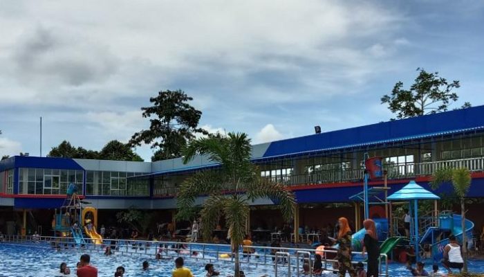 Kolam Renang Timika Membludak Pasca Tahun Baru