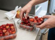 7 cara menyimpan buah di kulkas, coba masukkan laci khusus buah-buahan