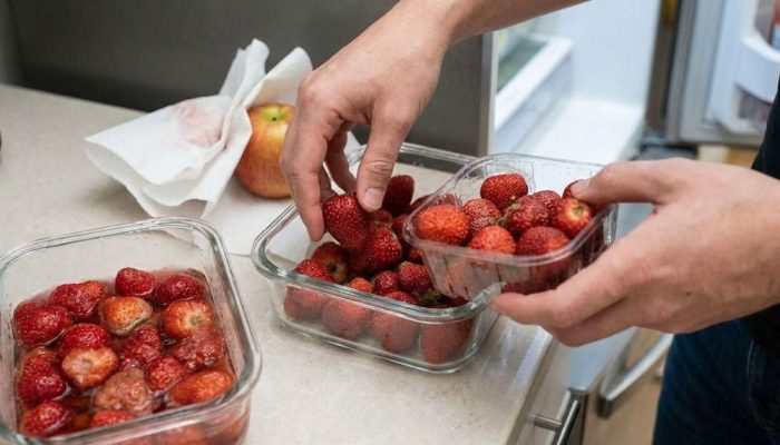 7 cara menyimpan buah di kulkas, coba masukkan laci khusus buah-buahan
