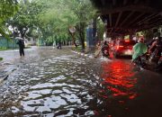 Jakarta Terendam: Jalan Lumpuh, Transportasi Terhenti