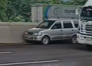 Mobil Melaju Sendiri di Tol Japek: Nyawa Pengemudi Hilang Terjebak Cone