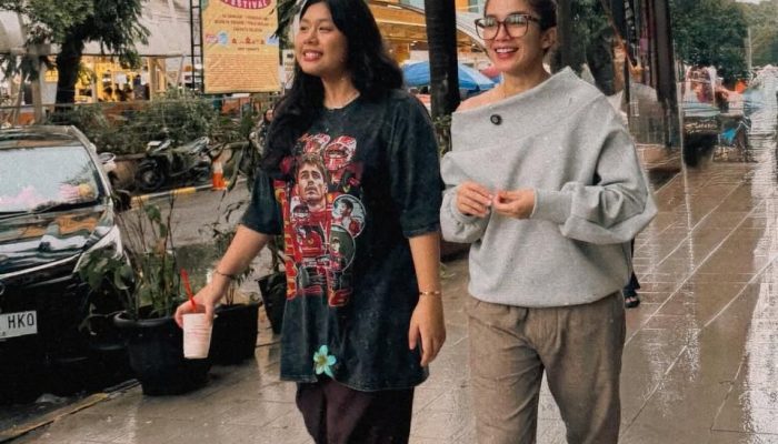 Jalan-jalan Blok M: 9 Potret Ussy & Anak Sulung