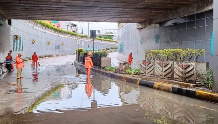 Banjir Lumpuhkan Underpass Senen, Lalin Dialihkan
