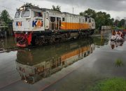 Kereta Anjlok Pekalongan: Banjir Lumpuhkan PT KAI