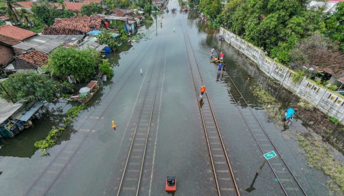 Banjir Landa Jalur, KAI Tunda Kamandaka & Purwojaya