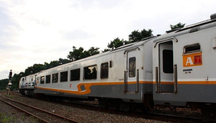 KAI Pastikan Perjalanan Kereta Jakarta Normal Tanpa Pembatalan