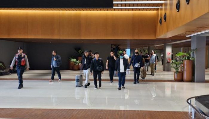 KPK OTT Bupati Sudewo: Tertunduk Lesu di Bandara Soetta