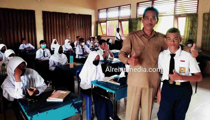 Appreciative Applause, Penyaluran Seragam Sekolah Gratis di SMPN 2 Bintan Timur