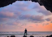 Di Pantai Pecaron, Kebumen, pengunjung bisa saksikan sunrise dan sunset