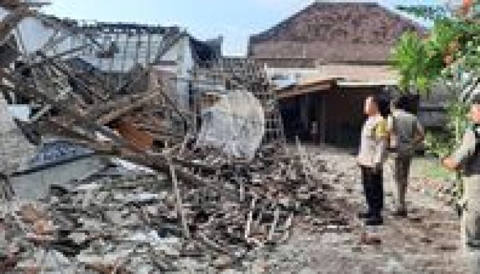 Setelah rumahnya ambruk, Diding Boneng dilarikan ke rumah sakit