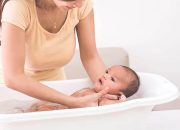 Dok, benarkah bayi yang iritasi sebaiknya jangan terlalu sering mandi?