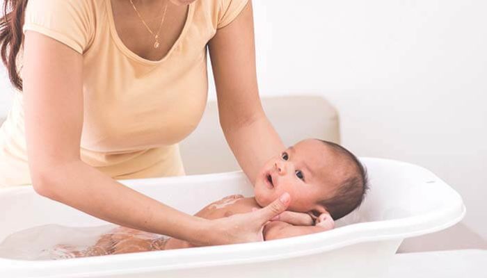 Dok, benarkah bayi yang iritasi sebaiknya jangan terlalu sering mandi?