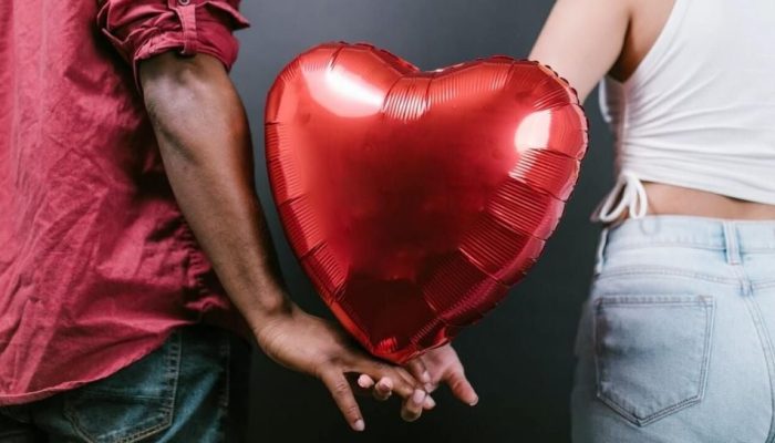 10 Sinyal Psikologis Dia Tak Suka Kamu Diam-diam