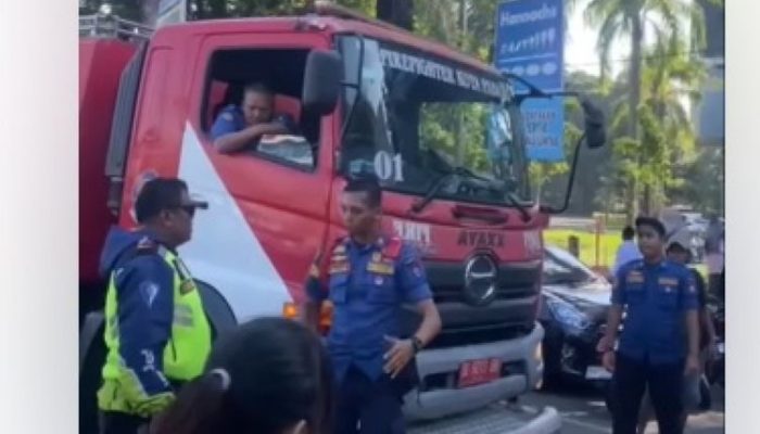 Damkar Terhalang CFD, Netizen Sindir ‘Tiket Masuk’ Polisi