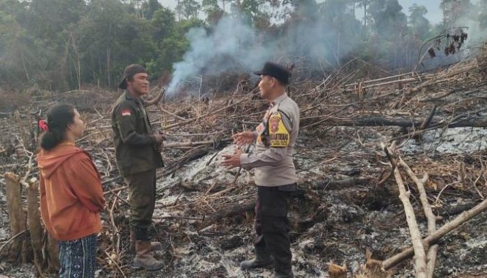 Personel Polsek Sekayam dan Tayan Hilir Amankan Titik Api Cegah Karhutla