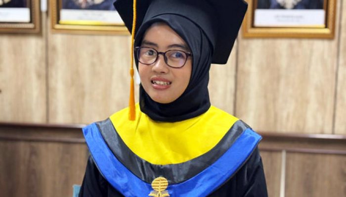 Munifah: Lulusan Terbaik UT Jakarta, Impikan S2 Jepang
