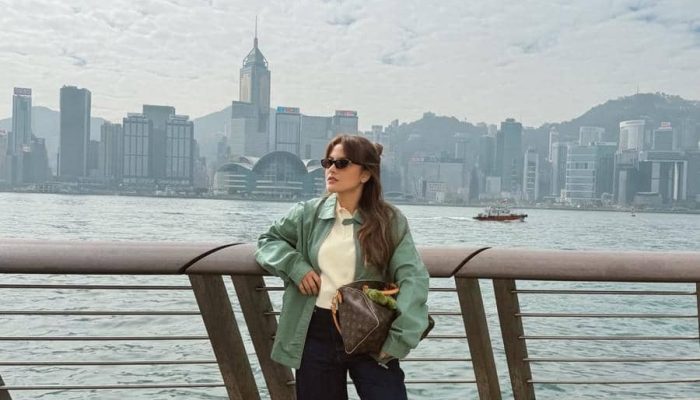 Marsha Aruan Bergaya di Hong Kong: 9 Potret Liburan Stylish!