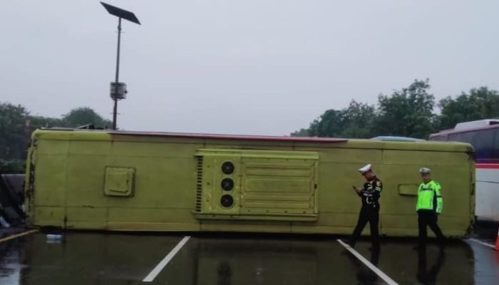 Innova Terguling: Mahasiswa Hilang Kendali di Tol Surabaya-Jombang