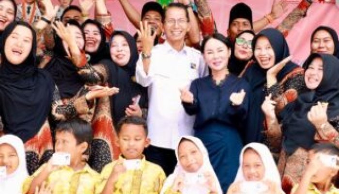 Serahkan KIA di SDN 006, Amsakar-Li Claudia Pastikan Anak Batam Terdata dan Terlindungi