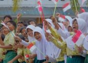 Amsakar-Li Claudia Bagikan KIA di SDN 006 Batam Kota, Tegaskan Jaminan Hak dan Perlindungan Anak