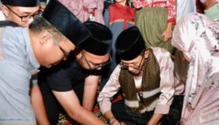 Safari Ramadan di Batuaji, Amsakar Serahkan Bantuan Rp115 Juta untuk Pembangunan Masjid
