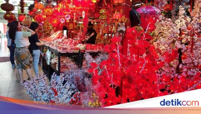 Imlek 2026: Banjir Pesanan Pernak-pernik Pasar Atom Surabaya