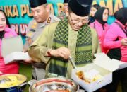 Momen Wali Kota Batam dan Kapolda Kepri Ikut Menyajikan Santapan Berbuka untuk Warga Sembulang