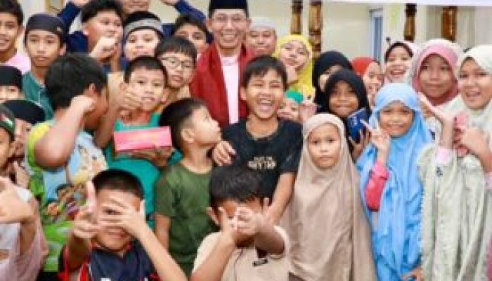 Momen Hangat Safari Ramadan, Anak-Anak Antusias Berburu Tanda Tangan Wali Kota Batam
