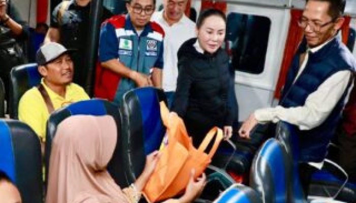 Dini Hari Pantau Arus Mudik, Amsakar-Li Claudia Ingatkan Perjalanan Aman Menuju Kampung Halaman