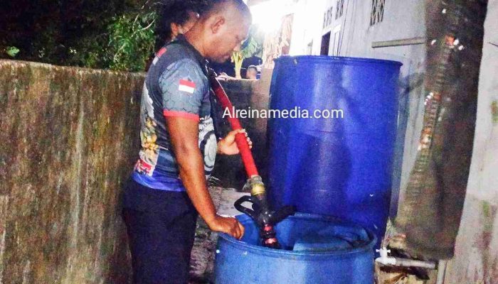 Emak-emak Ngeluh Sumur Kering, Damkar Bintan Timur Nongol Kirim Air Bersih