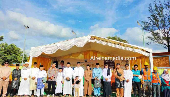 Tumpah Ruah Masyarakat Saksikan Roby Jadi Khatib Sholat Ied di Kijang 