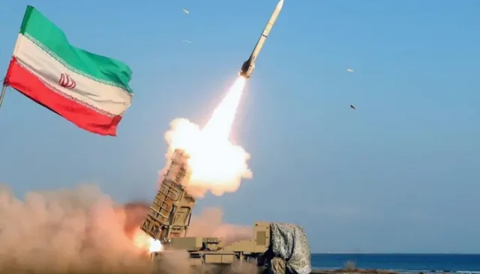 Iran Kunci Kapal Perusak AS di Selat Hormuz dengan Rudal dan Drone Penyerang