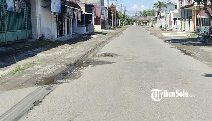 Jalan Desa Dagen di Karanganyar Diperbaiki Secara Ragu-Ragu, Hanya Tambal Sulam