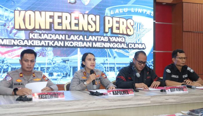 Mobil Hilang Kendali di Karimun, Tabrak Pemotor hingga Terjun ke Laut, Satu Tewas