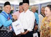 Lepas JCH ke Tanah Suci dan Dibekali Sambal Bilis hingga Rendang, Amsakar-Li Claudia Titip Doa untuk Batam