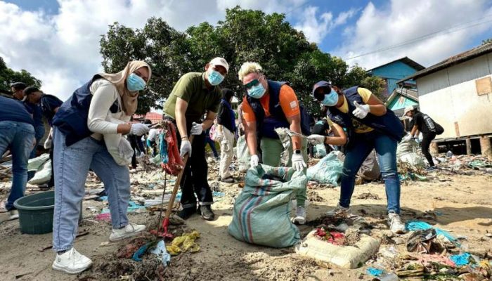 Ascott Hotels Regional Batam Bersihkan Sampah  Tanjung Uma di Peringatan Hari Bumi 2026