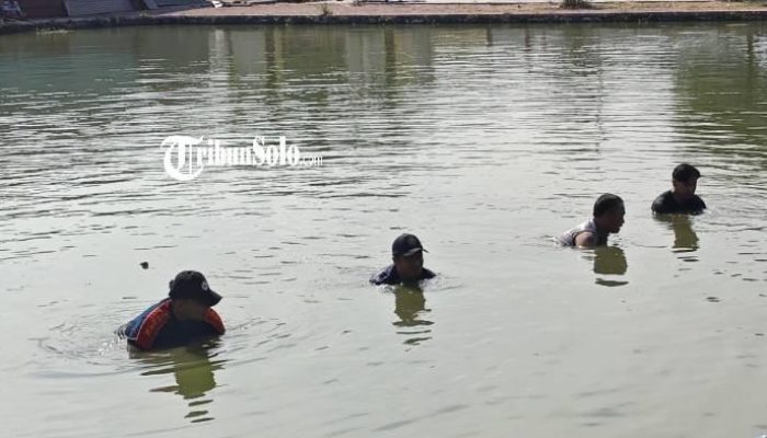 Isi HP Warga Tenggelam di Telaga Pakujoyo, Damkar Sukoharjo Berjuang Mencari