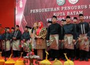 Amsakar Kukuhkan Ketua dan Pengurus IWAKUSI Batam, Erlita Kembali Jadi Ketua