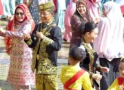 Hardiknas 2026, Amsakar-Li Claudia Menari Zapin Ngenang Bersama 5.120 Pelajar