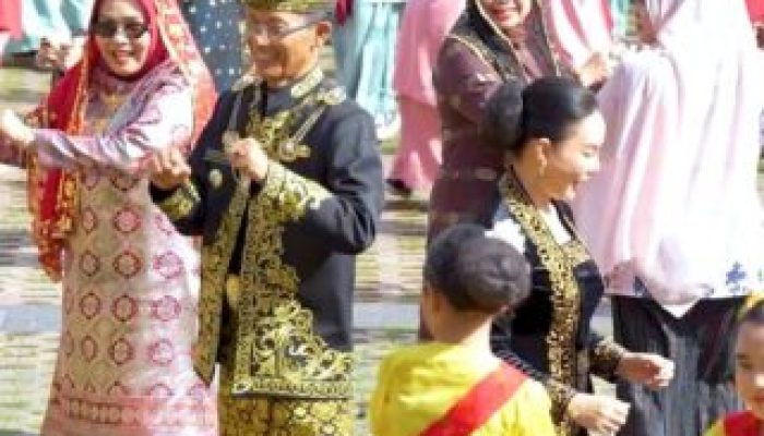 Hardiknas 2026, Amsakar-Li Claudia Menari Zapin Ngenang Bersama 5.120 Pelajar