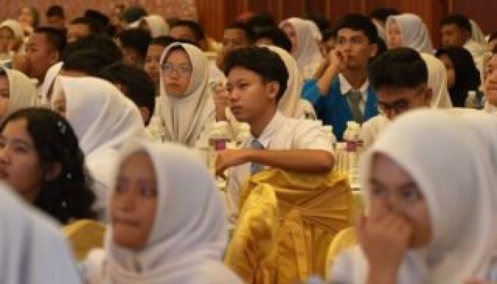 Utamakan Pendidikan, Amsakar-Li Claudia Hadirkan Beasiswa untuk Anak Batam