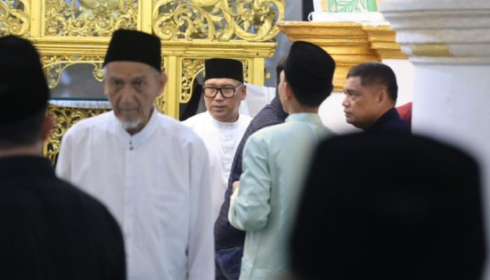 Salat Jumat di Masjid Raya Sultan Riau, Wagub Nyanyang Pererat Silaturahmi dengan Warga Penyengat