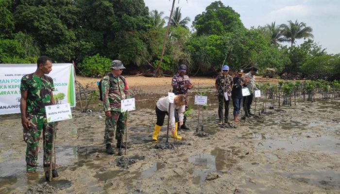 Cegah Abrasi, PT BSP Tanam 1.000 Mangrove di Pulau Ngenang Batam
