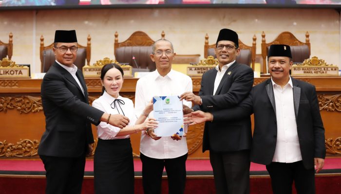 Amsakar-Li Claudia Sampaikan Ranperda Pertanggungjawaban APBD 2025, DPRD Apresiasi Capaian Opini WTP ke-14