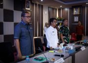 Bupati Karimun Ing Iskandar, Ketua DPRD Raja Rafiza, Dandim 0317/TBK, Sekda Karimun menyanyikan lagu Indonesia Raya sebelum memulai Rapat Koordinasi Progres KDKMP